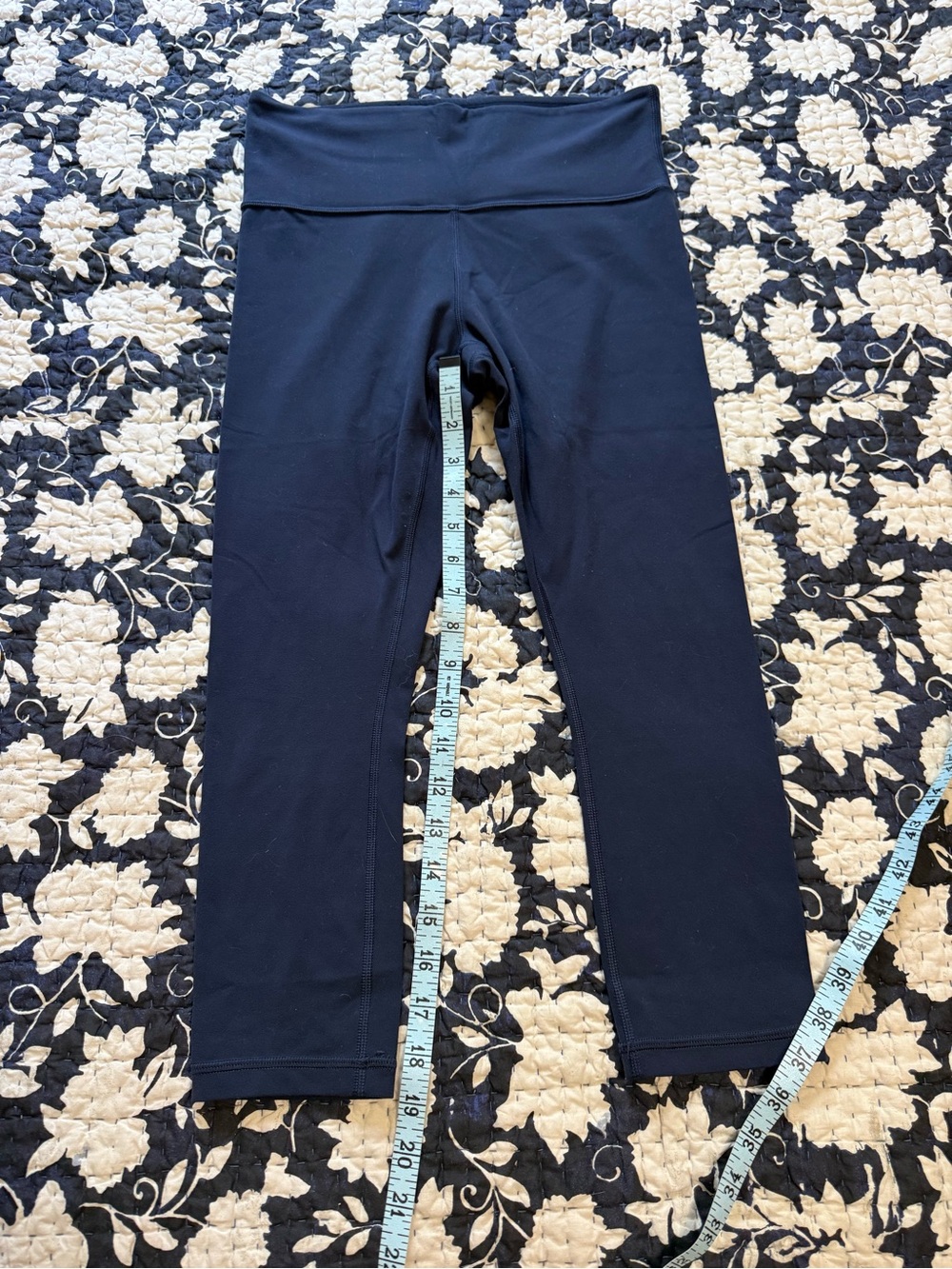 Athleta Navy Elation capri Small leggings
